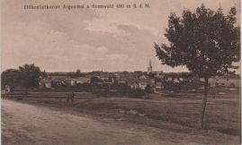 Hier geht es zur Karte mit dem Motiv 'Mann und Junge vor Dorfpanorama' Hier geht es zur Karte mit dem Motiv 'Mann und Junge vor Dorfpanorama'