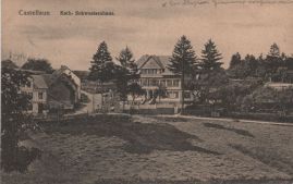 Hier geht es zur Karte mit dem Motiv 'Schwesternhaus zwischen Nadelbäumen' Hier geht es zur Karte mit dem Motiv 'Schwesternhaus zwischen Nadelbäumen'