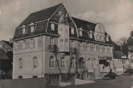 Hier geht es zur Karte mit dem Motiv 'Parkende Autos vor dem Hotel Bentz' Hier geht es zur Karte mit dem Motiv 'Parkende Autos vor dem Hotel Bentz'