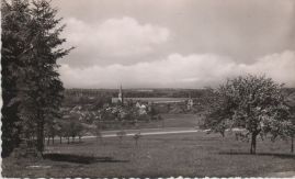 Hier geht es zur Karte mit dem Motiv 'Stadtpanorama hinter Wiesen' Hier geht es zur Karte mit dem Motiv 'Stadtpanorama hinter Wiesen'