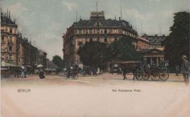 Hier geht es zur Karte mit dem Motiv 'Fahrrad und Kutschen auf dem Platz' Hier geht es zur Karte mit dem Motiv 'Fahrrad und Kutschen auf dem Platz'