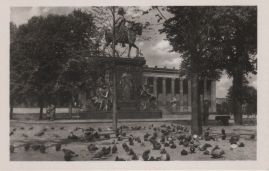 Hier geht es zur Karte mit dem Motiv 'Viele Tauben vor Reiterdenkmal' Hier geht es zur Karte mit dem Motiv 'Viele Tauben vor Reiterdenkmal'