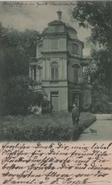 Hier geht es zur Karte mit dem Motiv 'Uniformierter Mann vor dem Belvedere' Hier geht es zur Karte mit dem Motiv 'Uniformierter Mann vor dem Belvedere'