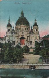 Hier geht es zur Karte mit dem Motiv 'Bäume und ein Springbrunnen vor dem Dom'