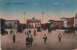 Hier geht es zur Karte mit dem Motiv 'Mit Zylinder vor dem Brandenburger Tor'