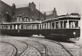 Hier geht es zur Karte mit dem Motiv 'Straßenbahn vor dem Depot' Hier geht es zur Karte mit dem Motiv 'Straßenbahn vor dem Depot'