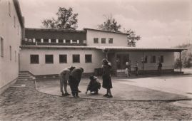 Hier geht es zur Karte mit dem Motiv 'Hof der Jugendherberge Ernst Reuter' Hier geht es zur Karte mit dem Motiv 'Hof der Jugendherberge Ernst Reuter'