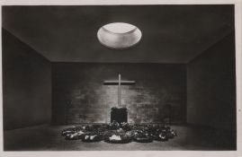 Hier geht es zur Karte mit dem Motiv 'Kreuz und Kränze in der Gedenkstätte'
