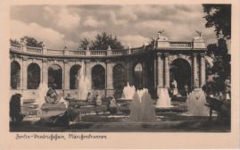 Hier geht es zur Karte mit dem Motiv 'Märchenbrunnen unter Wolken' Hier geht es zur Karte mit dem Motiv 'Märchenbrunnen unter Wolken'