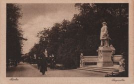 Hier geht es zur Karte mit dem Motiv 'Spaziergänger auf dem Boulevard der Siegesallee' Hier geht es zur Karte mit dem Motiv 'Spaziergänger auf dem Boulevard der Siegesallee'