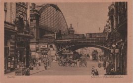 Hier geht es zur Karte mit dem Motiv 'Viel Verkehr auf der Friedrichstraße' Hier geht es zur Karte mit dem Motiv 'Viel Verkehr auf der Friedrichstraße'