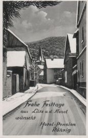 Hier geht es zur Karte mit dem Motiv 'Schnee auf der Straße und den Dächern' Hier geht es zur Karte mit dem Motiv 'Schnee auf der Straße und den Dächern'