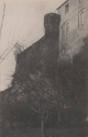 Hier geht es zur Karte mit dem Motiv 'Ein hohe Mauer und ein runder Turm'