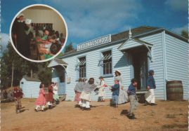 Hier geht es zur Karte mit dem Motiv 'Red Hill Nation School in Sovereign Hill' Hier geht es zur Karte mit dem Motiv 'Red Hill Nation School in Sovereign Hill'
