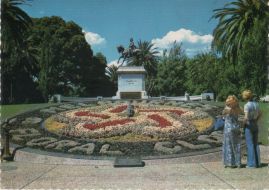 Hier geht es zur Karte mit dem Motiv 'Große Blumenuhr im Park' Hier geht es zur Karte mit dem Motiv 'Große Blumenuhr im Park'