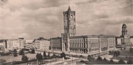 Hier geht es zur Karte mit dem Motiv 'Straße am Roten Rathaus' Hier geht es zur Karte mit dem Motiv 'Straße am Roten Rathaus'