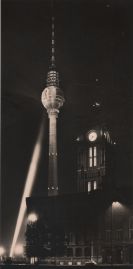 Hier geht es zur Karte mit dem Motiv 'Angestrahlter Fernsehturm' Hier geht es zur Karte mit dem Motiv 'Angestrahlter Fernsehturm'