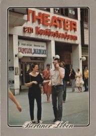 Hier geht es zur Karte mit dem Motiv 'Menschen vorm Theater am Kurfürstendamm' Hier geht es zur Karte mit dem Motiv 'Menschen vorm Theater am Kurfürstendamm'