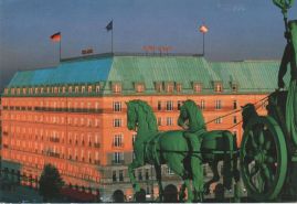 Hier geht es zur Karte mit dem Motiv 'Hotel Adlon vom Brandenburger Tor gesehen' Hier geht es zur Karte mit dem Motiv 'Hotel Adlon vom Brandenburger Tor gesehen'