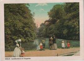 Hier geht es zur Karte mit dem Motiv 'Großfamilie am Goldfischteich' Hier geht es zur Karte mit dem Motiv 'Großfamilie am Goldfischteich'