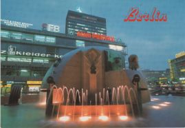 Hier geht es zur Karte mit dem Motiv 'Angestrahlter Weltkugelbrunnen' Hier geht es zur Karte mit dem Motiv 'Angestrahlter Weltkugelbrunnen'