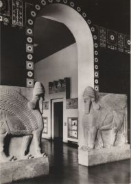 Hier geht es zur Karte mit dem Motiv 'Assyrischer Palastraum im Museum' Hier geht es zur Karte mit dem Motiv 'Assyrischer Palastraum im Museum'