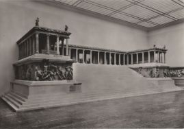 Hier geht es zur Karte mit dem Motiv 'Pergamonaltar im Pergamonmuseum 1969' Hier geht es zur Karte mit dem Motiv 'Pergamonaltar im Pergamonmuseum 1969'
