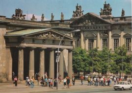 Hier geht es zur Karte mit dem Motiv 'Viele Fußgänger vor dem Ehrenmal' Hier geht es zur Karte mit dem Motiv 'Viele Fußgänger vor dem Ehrenmal'