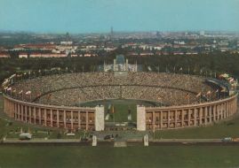 Hier geht es zur Karte mit dem Motiv 'Ausverkauftes Olympiastadion von oben' Hier geht es zur Karte mit dem Motiv 'Ausverkauftes Olympiastadion von oben'