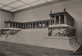 Hier geht es zur Karte mit dem Motiv 'Altar und Fries' Hier geht es zur Karte mit dem Motiv 'Altar und Fries'