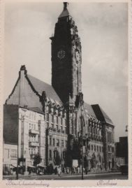 Hier geht es zur Karte mit dem Motiv 'Viele Fußgänger vor dem Rathaus' Hier geht es zur Karte mit dem Motiv 'Viele Fußgänger vor dem Rathaus'