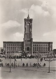 Hier geht es zur Karte mit dem Motiv 'Viele Menschen vor dem Roten Rathaus' Hier geht es zur Karte mit dem Motiv 'Viele Menschen vor dem Roten Rathaus'
