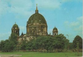 Hier geht es zur Karte mit dem Motiv 'Grüne Bäume vor dem Dom'