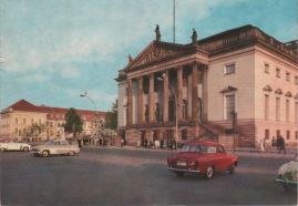 Hier geht es zur Karte mit dem Motiv 'Fußgänger vor der Staatsoper' Hier geht es zur Karte mit dem Motiv 'Fußgänger vor der Staatsoper'