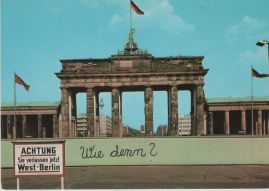 Hier geht es zur Karte mit dem Motiv 'Mauer vor und Rathaus hinter Tor' Hier geht es zur Karte mit dem Motiv 'Mauer vor und Rathaus hinter Tor'