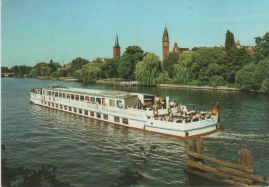 Hier geht es zur Karte mit dem Motiv 'Fahrgastschiff vor der Altstadt' Hier geht es zur Karte mit dem Motiv 'Fahrgastschiff vor der Altstadt'