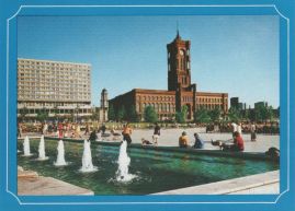 Hier geht es zur Karte mit dem Motiv 'Ein Springbrunnen vor dem Rathaus' Hier geht es zur Karte mit dem Motiv 'Ein Springbrunnen vor dem Rathaus'