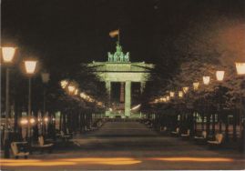 Hier geht es zur Karte mit dem Motiv 'Viele leere Sitzbänke am Tor'