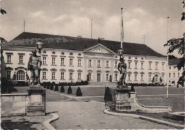 Hier geht es zur Karte mit dem Motiv 'Schwarzweißes Bild von Schloss Bellevue' Hier geht es zur Karte mit dem Motiv 'Schwarzweißes Bild von Schloss Bellevue'