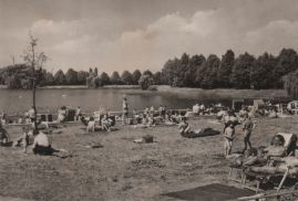 Hier geht es zur Karte mit dem Motiv 'Mit der Aktentasche ins Strandbad' Hier geht es zur Karte mit dem Motiv 'Mit der Aktentasche ins Strandbad'
