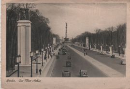 Hier geht es zur Karte mit dem Motiv 'Alte Autos auf der Ost-West-Achse' Hier geht es zur Karte mit dem Motiv 'Alte Autos auf der Ost-West-Achse'