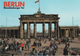 Hier geht es zur Karte mit dem Motiv 'Viele Menschen am Tor' Hier geht es zur Karte mit dem Motiv 'Viele Menschen am Tor'