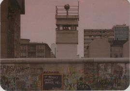 Hier geht es zur Karte mit dem Motiv 'Spähender Mann im Wachturm' Hier geht es zur Karte mit dem Motiv 'Spähender Mann im Wachturm'