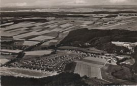 Hier geht es zur Karte mit dem Motiv 'Bungalow-Siedlung im Bau' Hier geht es zur Karte mit dem Motiv 'Bungalow-Siedlung im Bau'