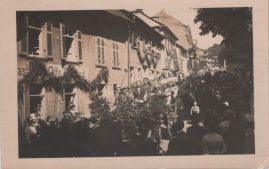 Hier geht es zur Karte mit dem Motiv 'Ein Festzug vor geschmückten Häusern' Hier geht es zur Karte mit dem Motiv 'Ein Festzug vor geschmückten Häusern'