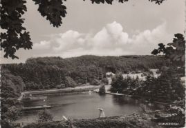 Hier geht es zur Karte mit dem Motiv 'Bäume rund um das Schwimmbad' Hier geht es zur Karte mit dem Motiv 'Bäume rund um das Schwimmbad'