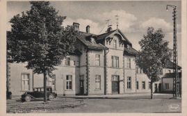 Hier geht es zur Karte mit dem Motiv 'Der Simmerner Bahnhof von vorne' Hier geht es zur Karte mit dem Motiv 'Der Simmerner Bahnhof von vorne'