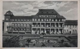 Hier geht es zur Karte mit dem Motiv 'Parkendes Auto vor Krankenhaus' Hier geht es zur Karte mit dem Motiv 'Parkendes Auto vor Krankenhaus'