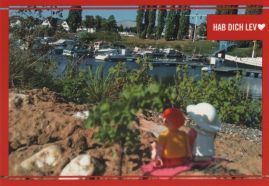 Hier geht es zur Karte mit dem Motiv 'Plastikfiguren am Hitdorfer Hafen' Hier geht es zur Karte mit dem Motiv 'Plastikfiguren am Hitdorfer Hafen'