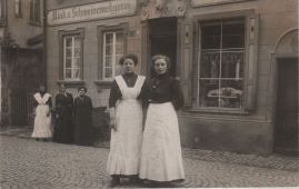 Hier geht es zur Karte mit dem Motiv 'Frauen in Schürze vor der Metzgerei'